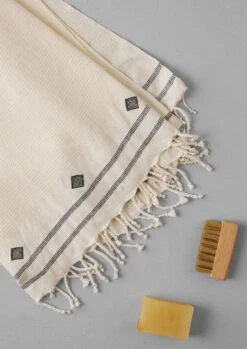 Hand Woven Cotton Jamdani Bath Towel | Chalk/Kohl -Falke Store HTWTW03 4