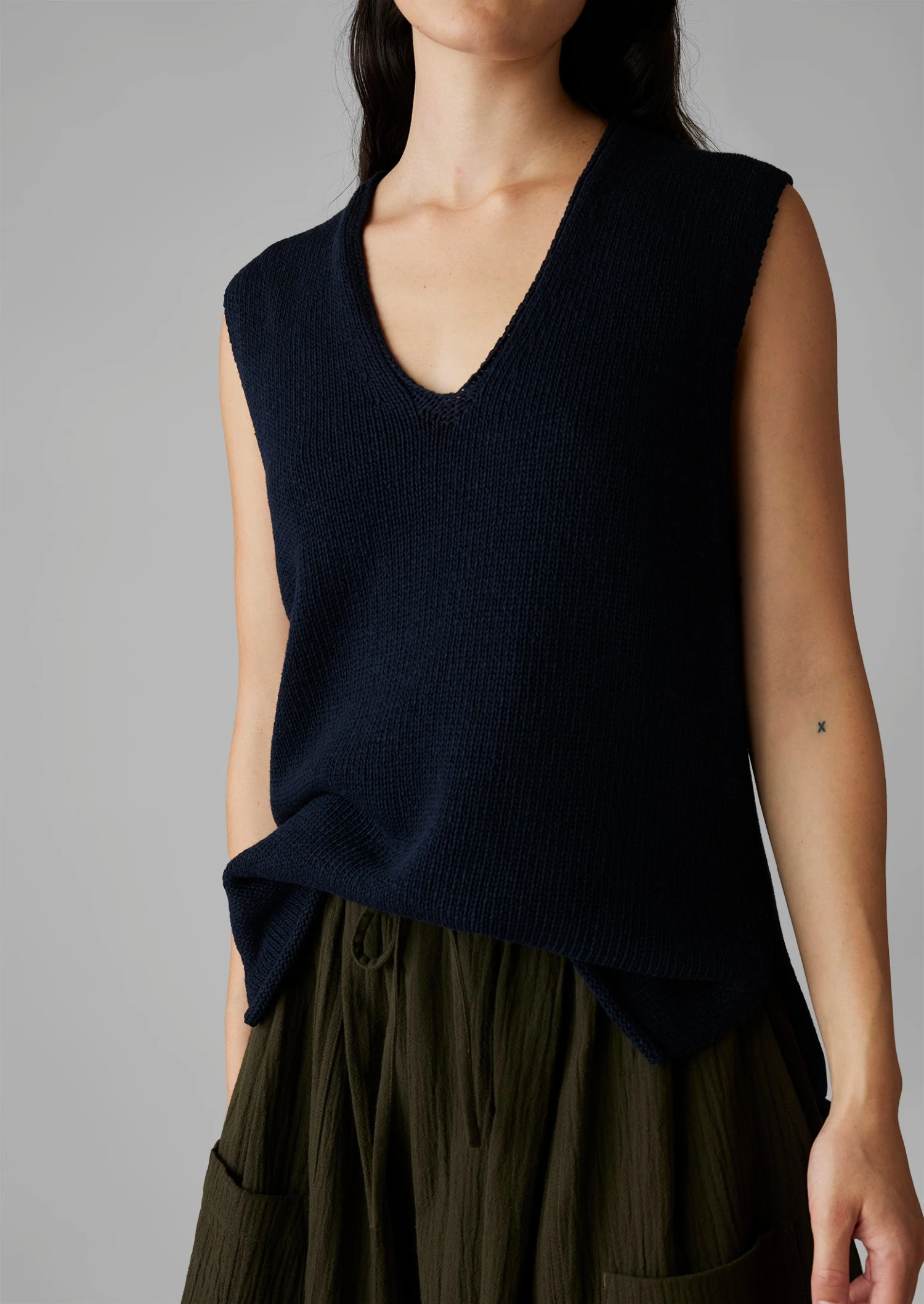 V-Neck Linen Cotton Knitted Tank | Dark Navy 4 V-Neck Linen Cotton Knitted Tank | Dark Navy - Image 2