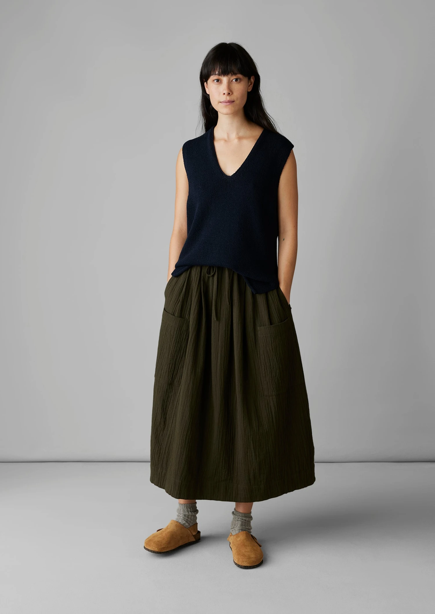 Crinkle Organic Cotton Patch Pocket Skirt | Darkest Olive 5 Crinkle Organic Cotton Patch Pocket Skirt | Darkest Olive - Image 3